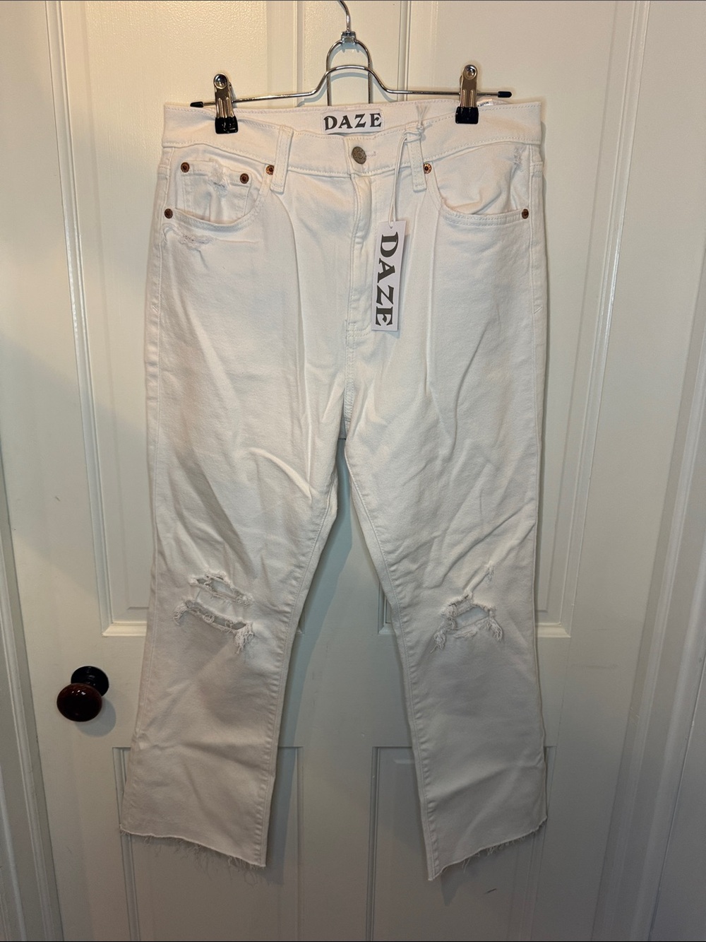DAZE Women's White Cropped Distressed Jeans